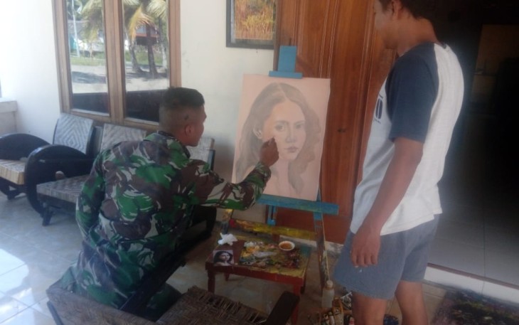 Personil TNI Belajar Melukis 