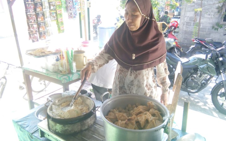 Ibuk Sumiyati Pemilik Warung 