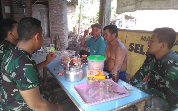 Bercengkerama Dengan Warga Saat Satgas TMMD Istirahat