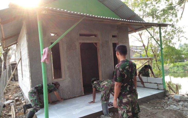 Pembangunan Warga Memasuki tahap pemasangan keramik