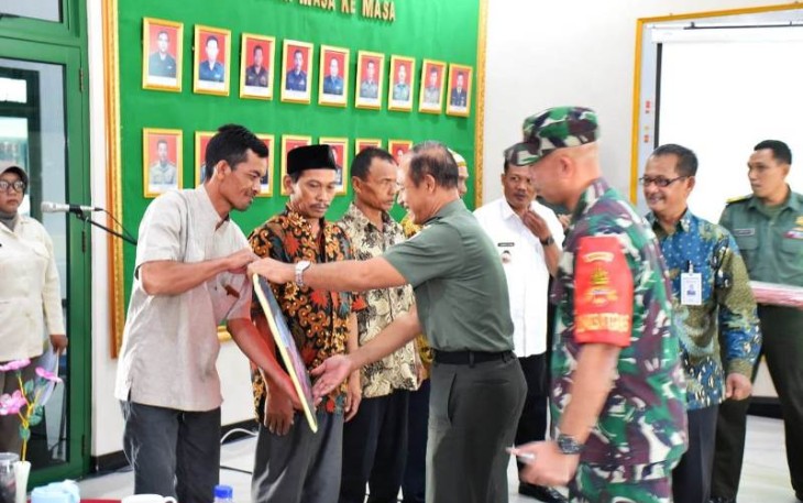 Penyerahan bantuan Kemensos RI di TMMD Tegal
