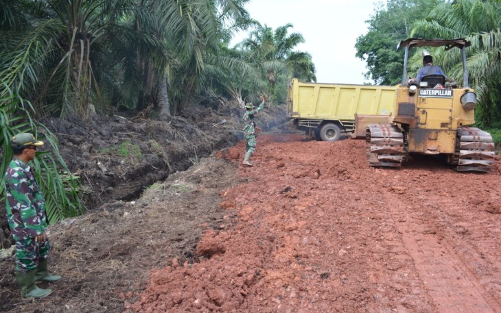Dansatgas TMMD Cek Perkembangan Penimbunan Jalan