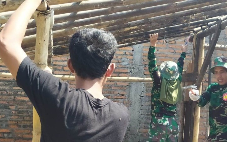 Hartono bersama Satgas TMMD saat Rehab RTLH