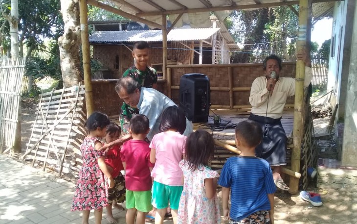 Satgas TMMD kronjo Ajak Gembira Anak dengan Karoke