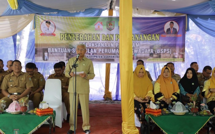 Plt Bupati Asahan Serahkan Bantuan Stimulan Perumahan Swadaya 