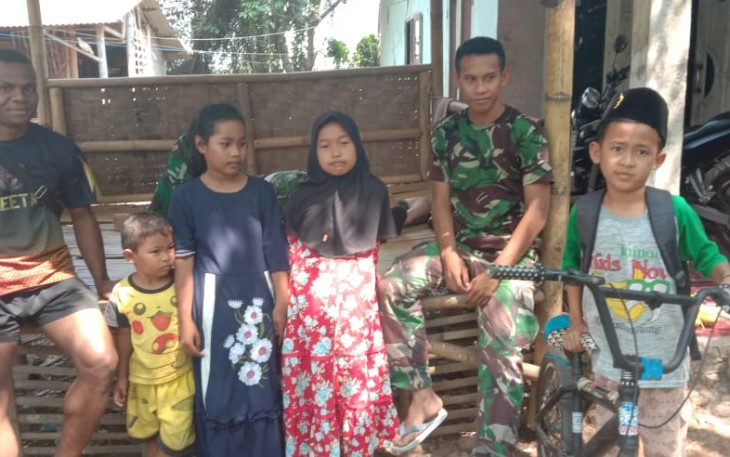 Wrga Berbaur dengan Satgas TMMD Kronjo