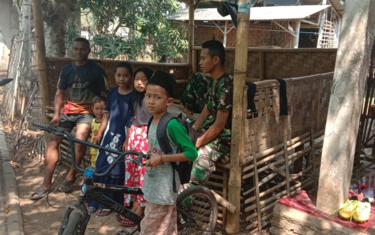 Bersama TMMD Kronjo anak anak tak takut lagi TNI
