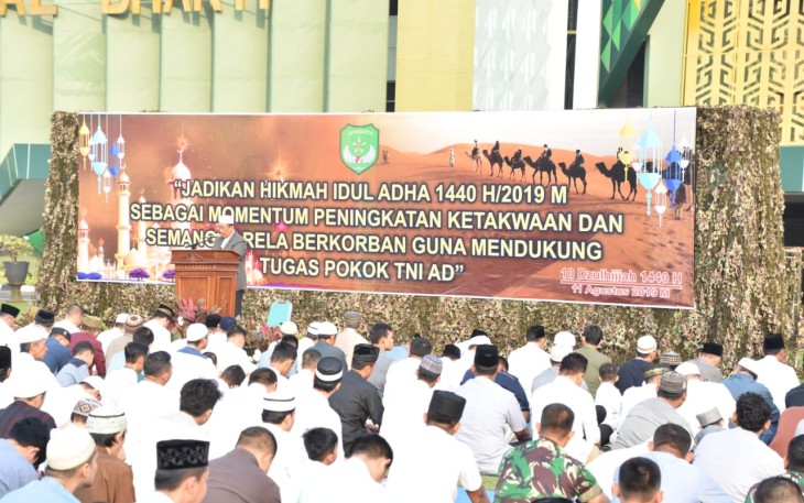 Sholat Idul Adha Di Lapangan Makodam Jaya