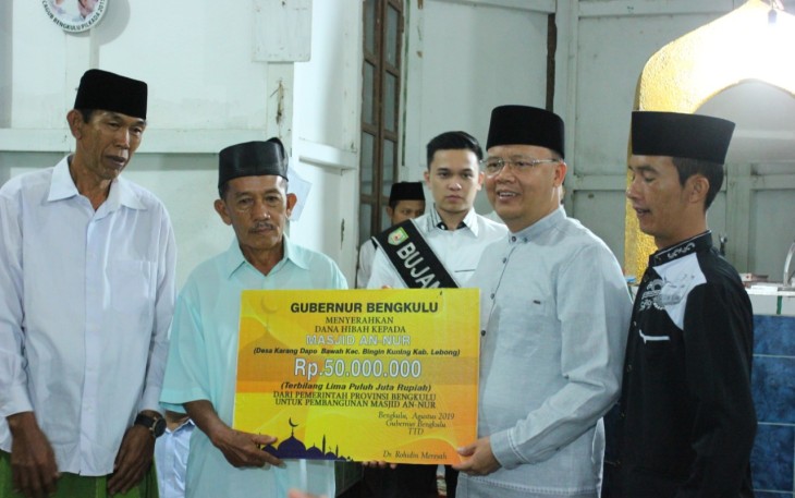 Secara simbolis Gubernur Rohidin Serahkan Bantuan Pembangunan Masjid di Lebong
