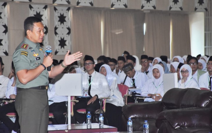 Komandan Kodim 0501/Jakarta Pusat BS Letkol Inf Wahyu Yudhayana menjadi pemberi materi Wawasan Kebangsaan (Wasbang)