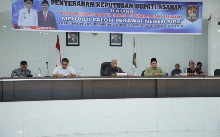 Plt Bupati Asahan Serahkan SK CPNS Dokter dan Bidan PTT Kemenkes
