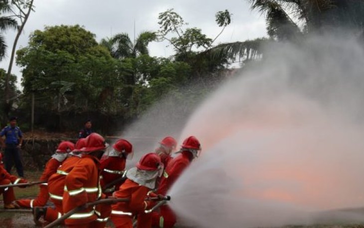 Petugas Damkar Sedang Berlatih Memadamkan Api 