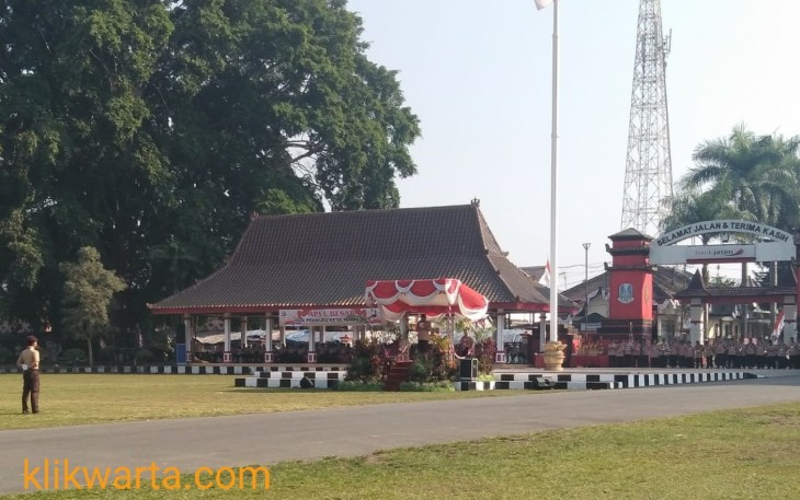 Plt Walikota Blitar Santoso saat memberikan sambutan dalam acara Apel Besar Hari Pramuka ke- 58 di Aloon-Aloon Kota Blitar.