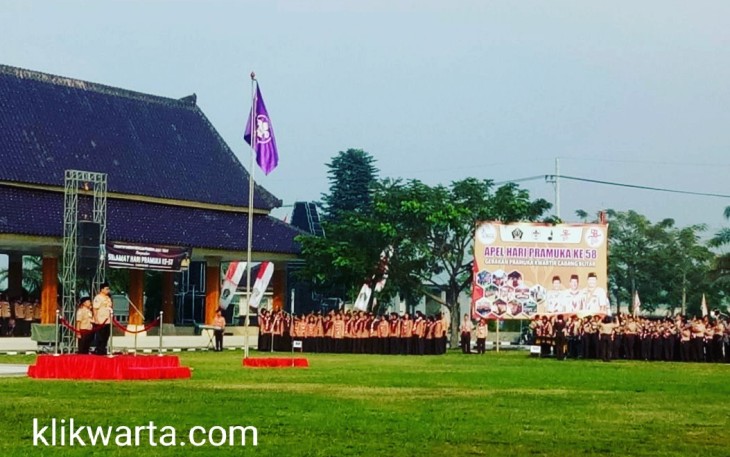 Bupati Blitar Rijanto (di podium) saat memimpin upacara peringatan Hari Pramuka ke- 58 di Alun-Alun Kanigoro Pemkab Blitar.