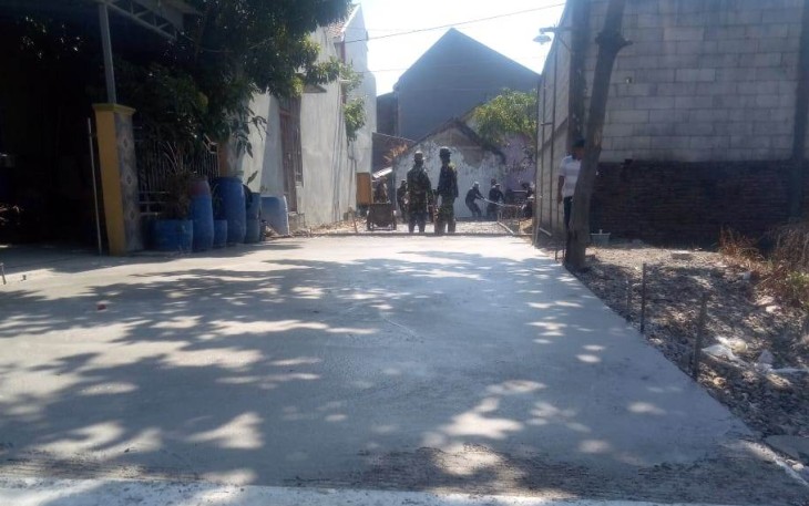 Jalan Sempit dan Becek Disulap TNI Menjadi Mulus