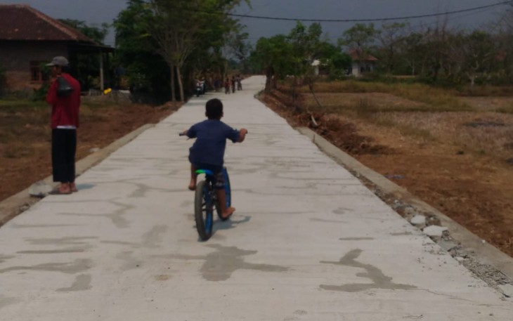 Begini Gaya Firmansyah Bocah Desa Blukbuj Nikmati TMMD Kronjo
