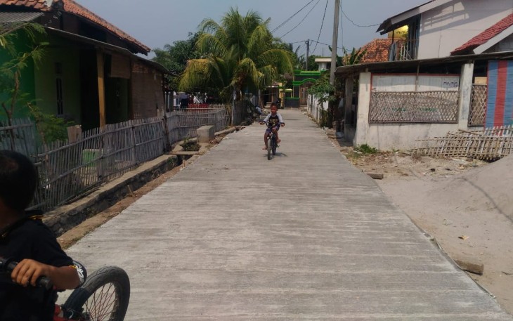Jalan Dibangun TNI Anak-Anak Ke sekolah Lancar 