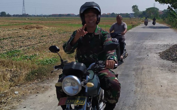 Sebelum Diresmikan Danramil Ini Coba Kemulusan Jalan TMMD