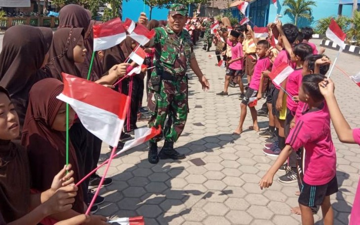 Bak Seorang Artis Tentara Satgas TMMD Diburu Anak-Anak