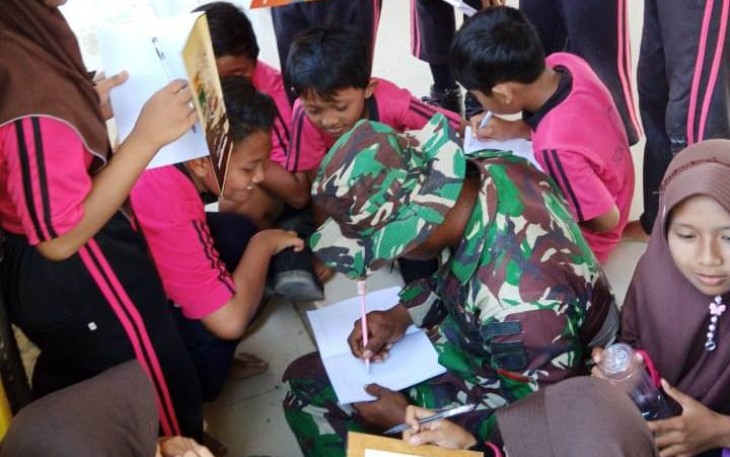 Agar Tak Larut Pengaruh Negatif Global TNI Ajarkan Lagu Perjuangan