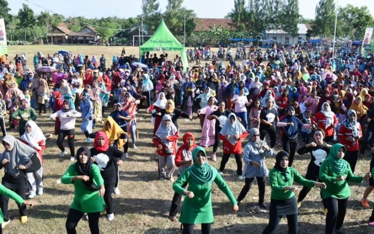 Masyarakat Suradadi Tegal Senam Zumba Bersama