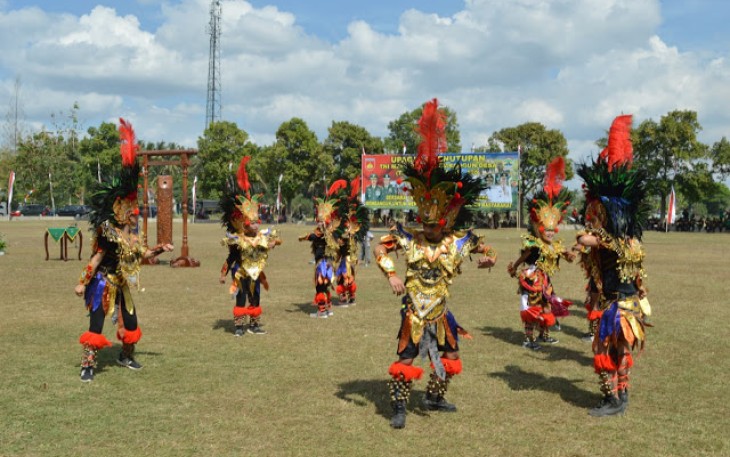 Pentas Tarian Topeng Ireng di Penutupan TMMD