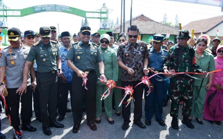 Kasdam IV Diponegoro Gunting Pita Resmikan Hasil Pembangunan TMMD Reguler Tegal