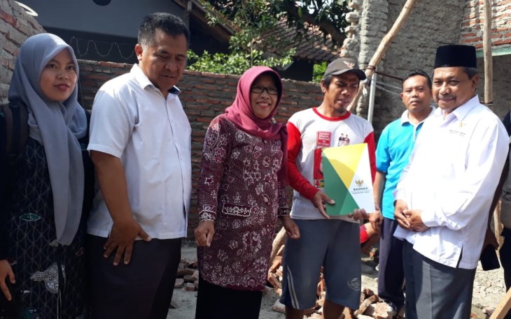  Bupati Tegal Umi Azizah Berikan Bantuan Kepada Muhammad Najib Warga Desa Begawat Kecamatan Bumijawa Korban Kebakaran 