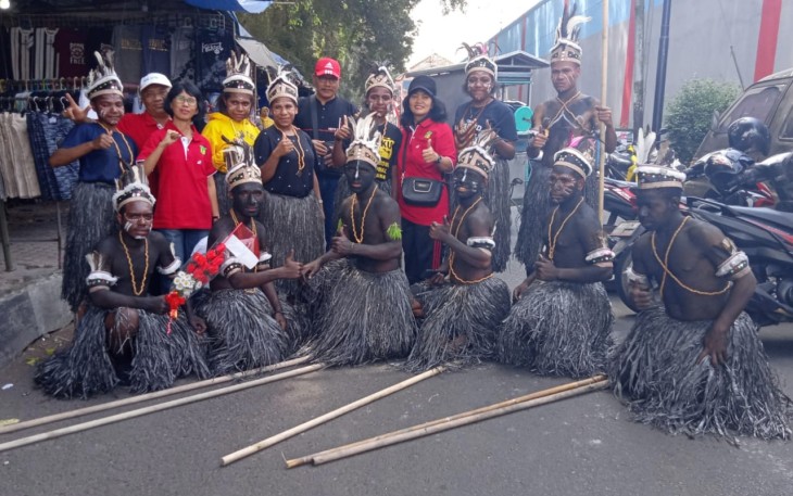 Siswa SMAK Diponegoro Kota Blitar Asal Papua Bersama Pihak Sekolah Sebelum Mengikuti Pemberangkatan Pawai Budaya