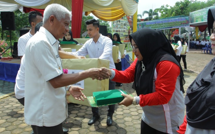 Plt Bupati Kabupaten Asahan Surya Beri Penghargaan APN Pada Sugiarti