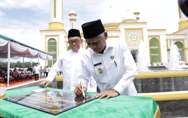 Plt Bupati Asahan Surya Resmikan Masjid Agung H Achmad Bakrie