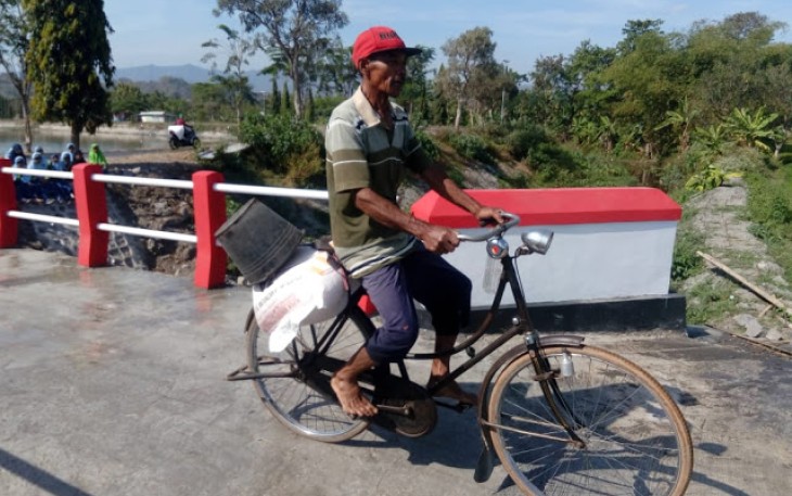 Riyanto Kini Mudah Angkut Pupuk Ke Sawahnya