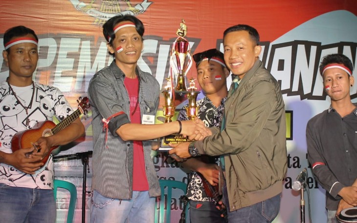 Dandim 0725 Sragen Letkol Kav Luluk Setyanto Berikan Hadiah Kepada Pemenang Lomba 