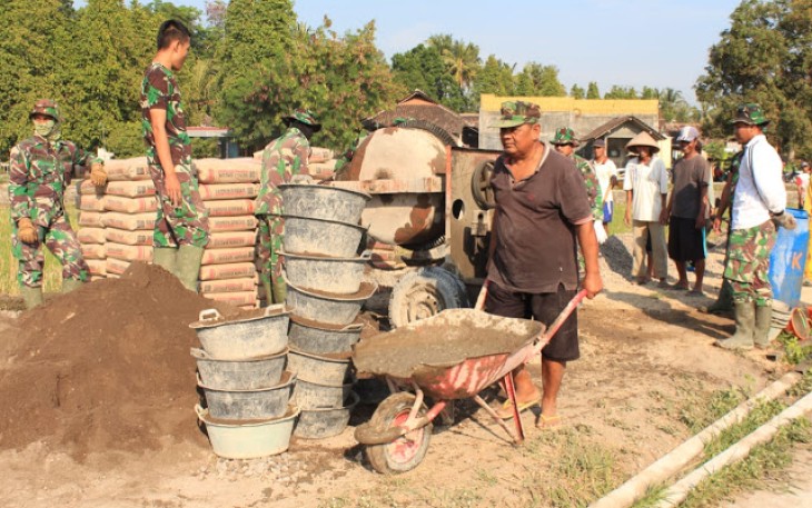 Betonisasi Jalan Sepanjang 900 M di Jimbung Hampir Selesai