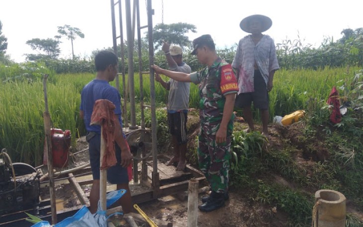 Babinsa Desa Jatibatur Pantau Pembuatan Sumur Dalam