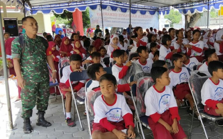 Babinsa Karangnongko Ikut Sukseskan Gemarikan Bersama Siswa SD