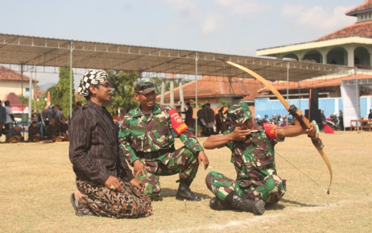 Babinsa Cawas Ikuti Latihan Dan Lestarikan Budaya Tradisional Jemparingan