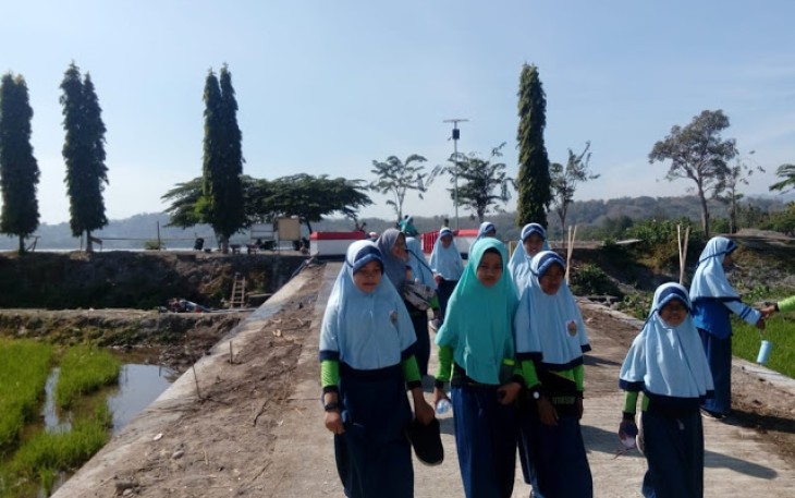 Akses Jalan Lancar Siswa SDN 2 Jimbung Ke Sekolah Dengan Ceria