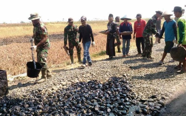 Semangat Warga selesaikan pengaspalan