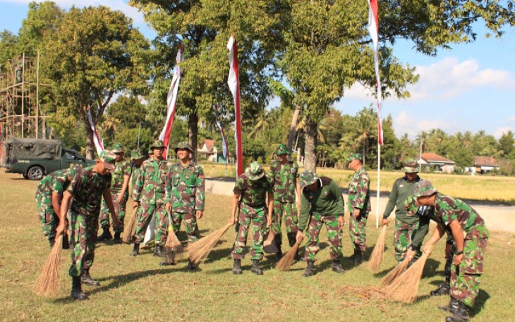 Prajurit Bersihkan Lapangan Trimurti Untuk Penutupan TMMD Kodim Klaten