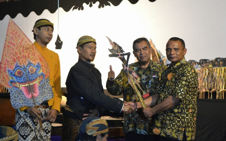 Ribuan warga Jimbung Nikmati Kesenian Wayang Usai TMMD Ditutup