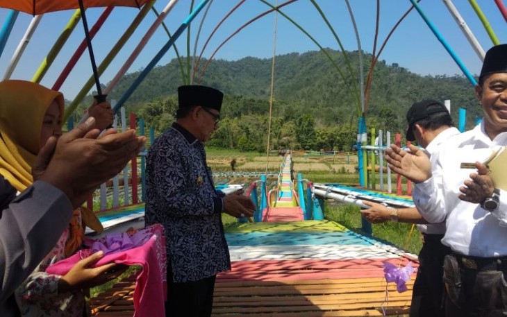 Bupati Kepahiang Hidayatullah Sjahid  Melakukan Peletakan Batu Pertama Pembangunan Jembatan Pariwisata 