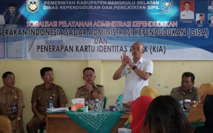 Bupati Bengkulu Selatan Gusnan Mulyadi Dalam Acara Sosialisasi Pelayanan Administrasi Kependudukan Gerakan Indonesia Sadar Administrasi Kependudukan