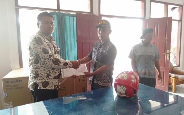 Kabid Pengembangan Pelaku Usaha Perikanan Dinas Perikanan Kabupaten Bengkulu Selatan Pedi Maryanto Salurkan Bantuan Freezer Pada Koperasi Nelayan Mina Abadi