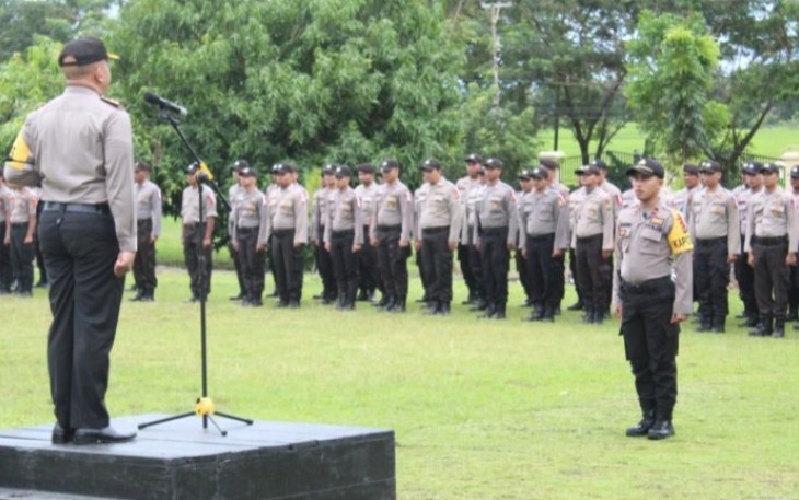 Kapolres Abdya AKBP Moh Basori Sik memimpin apel pergeseran Pasukan Operasi Mantap Brata Rencong dalam rangka pengamanan Pemilu Senin (15/4/2019).