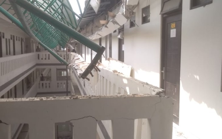 Kondisi atap pembatas gedung yang roboh