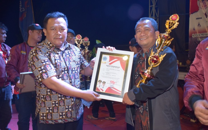 Kasi Humas dan Komunikasi Publik Dinkominfotik Wasdiun saat menerima Penghargaan