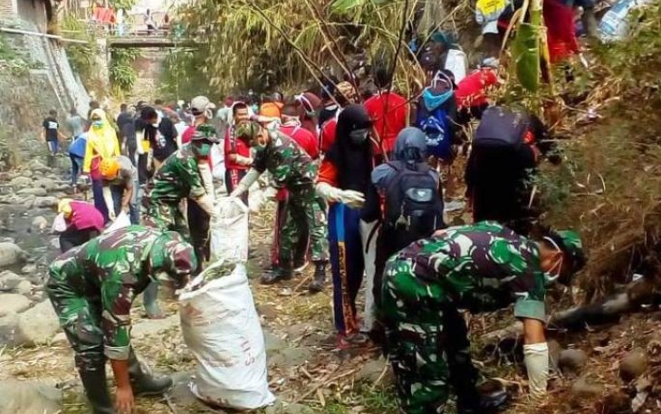Aksi Bersih Sampah Kali Kolong Tonjong Brebes