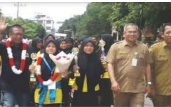 Tim Marching Band Gita Batee Kureng SMPN 1 Bireuen saat disambut meriah serta diarak keliling jalan utama pusat kota kabupaten.