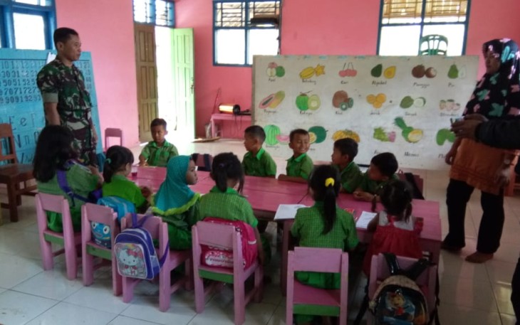 Satgas TMMD Berikan Motivasi Kepada Anak-Anak PAUD